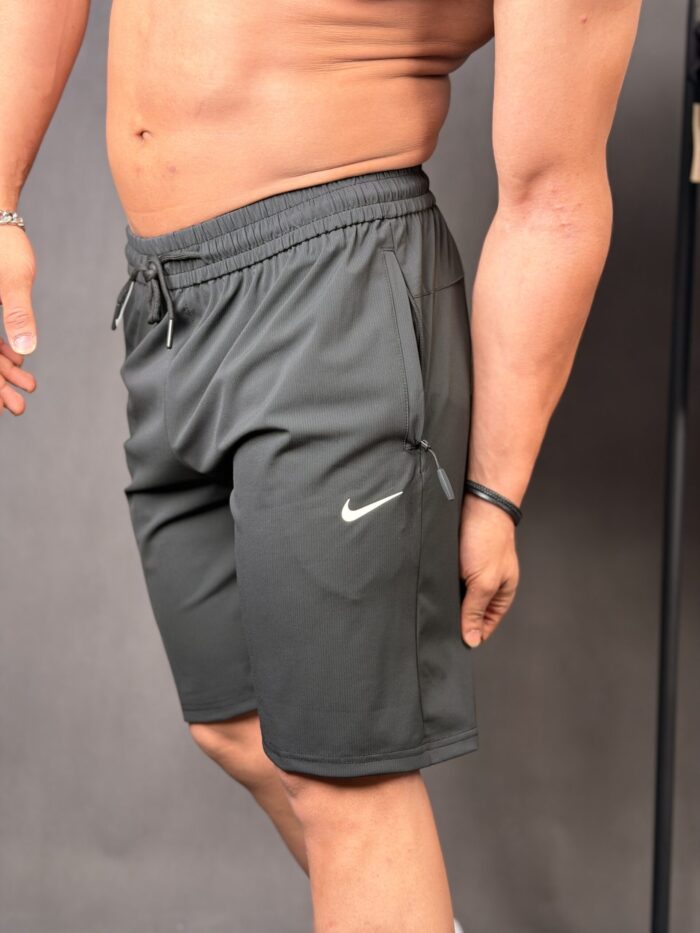 تصویر 2 شلوارک Nike ۵-۲۳۴۱۳؛ نمای محصول و جزئیات قابل مشاهده