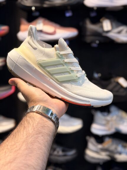 تصویر 1 کتونی Adidas Ultraboost #۱؛ نمای محصول و جزئیات قابل مشاهده