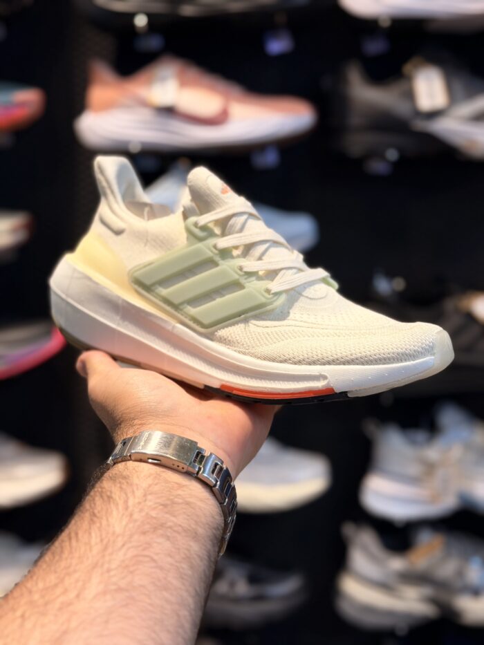 تصویر 2 کتونی Adidas Ultraboost #۱؛ نمای محصول و جزئیات قابل مشاهده