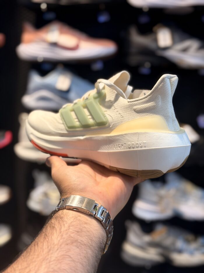تصویر 3 کتونی Adidas Ultraboost #۱؛ نمای محصول و جزئیات قابل مشاهده