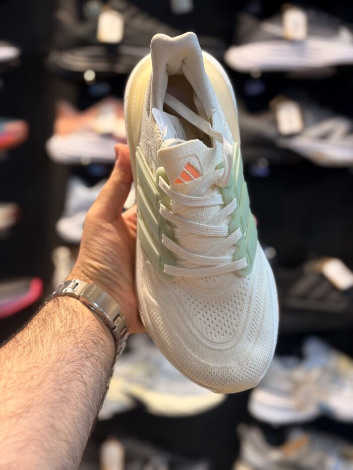 تصویر 4 کتونی Adidas Ultraboost #۱؛ نمای محصول و جزئیات قابل مشاهده