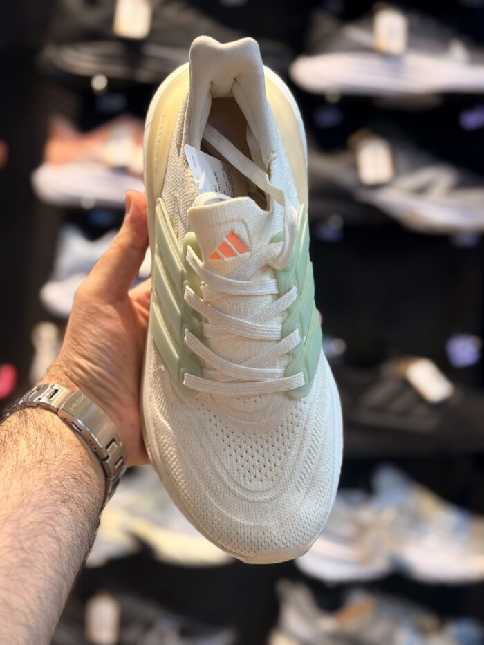 تصویر 5 کتونی Adidas Ultraboost #۱؛ نمای محصول و جزئیات قابل مشاهده