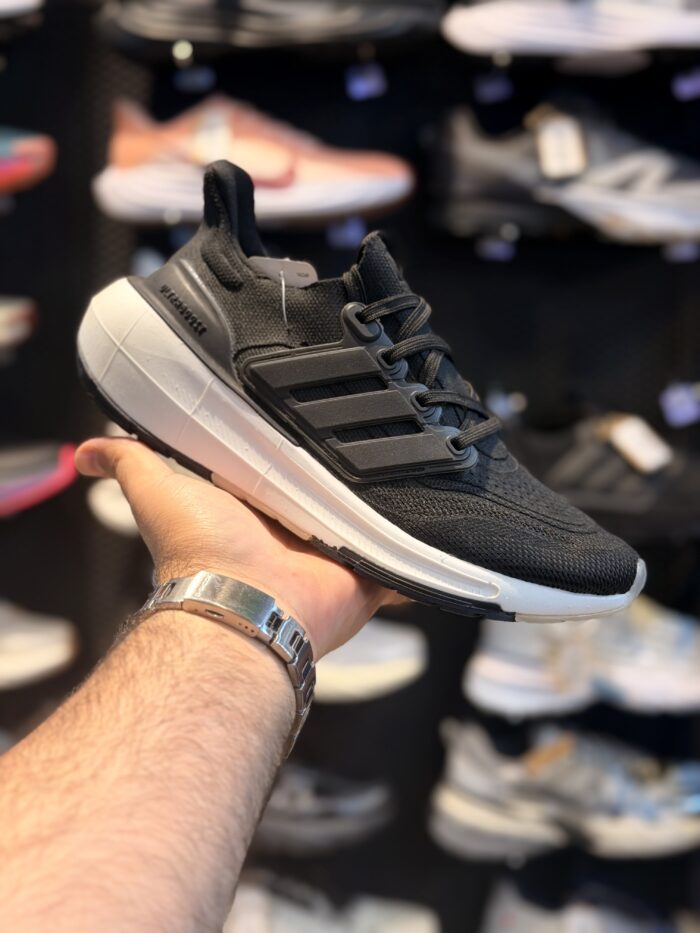 تصویر 1 کتونی Adidas Ultraboost #۲؛ نمای محصول و جزئیات قابل مشاهده