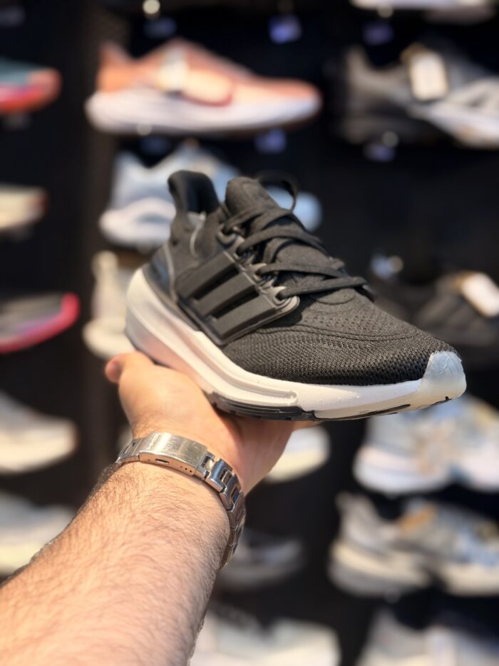 تصویر 2 کتونی Adidas Ultraboost #۲؛ نمای محصول و جزئیات قابل مشاهده