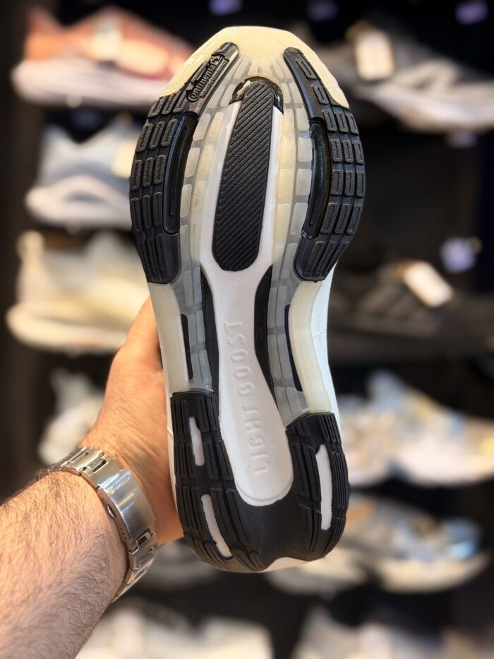 تصویر 3 کتونی Adidas Ultraboost #۲؛ نمای محصول و جزئیات قابل مشاهده