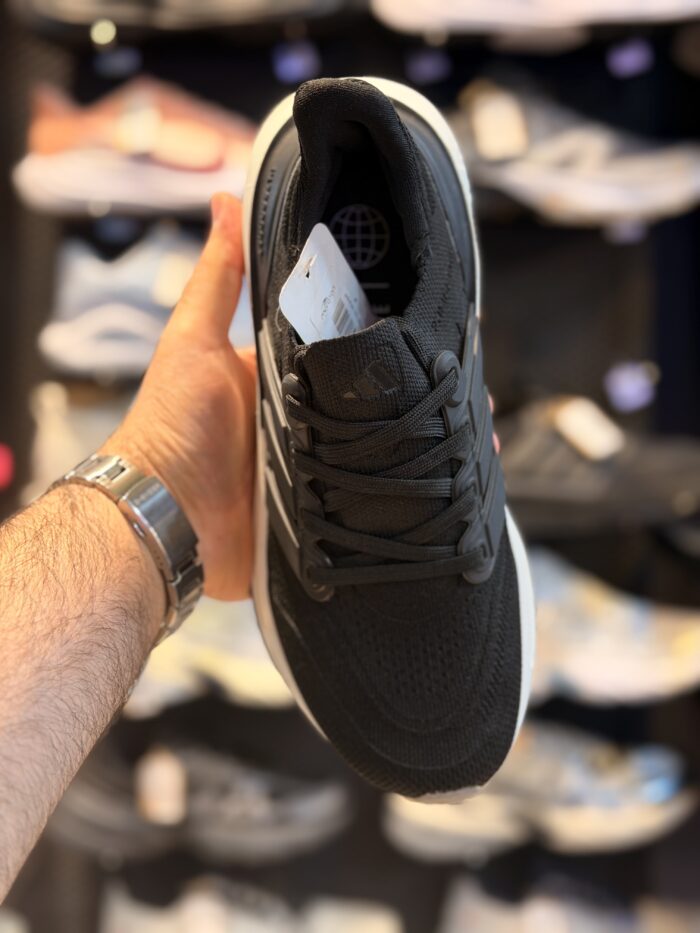 تصویر 4 کتونی Adidas Ultraboost #۲؛ نمای محصول و جزئیات قابل مشاهده