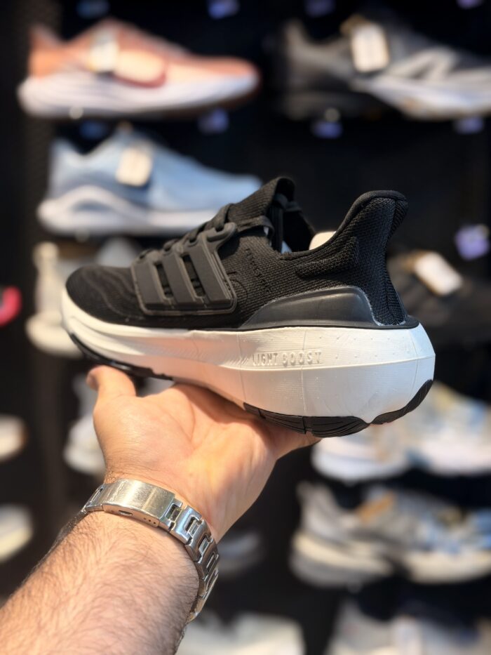 تصویر 5 کتونی Adidas Ultraboost #۲؛ نمای محصول و جزئیات قابل مشاهده