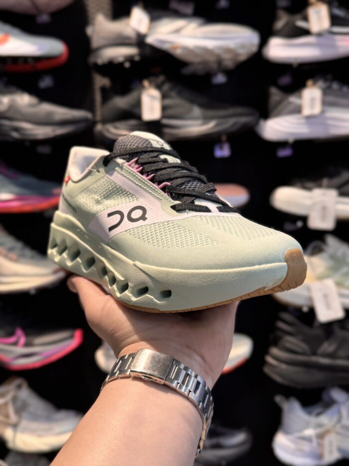 تصویر 2 کتونی OnRunning CloudSurferNext #۱؛ نمای محصول و جزئیات قابل مشاهده
