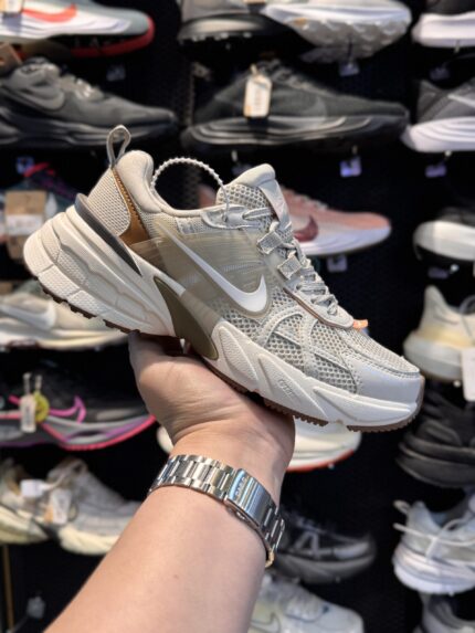 تصویر 1 کتونی Nike V۲K #۱؛ نمای محصول و جزئیات قابل مشاهده
