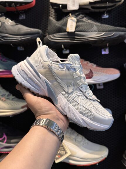 تصویر 2 کتونی Nike V2K #6؛ نمای محصول و جزئیات کفش