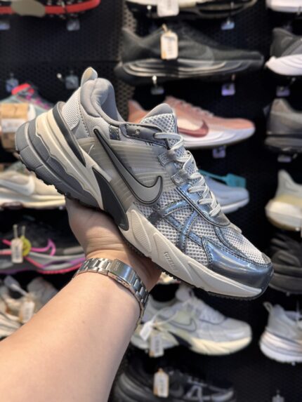 تصویر 1 کتونی Nike V2K #7؛ نمای محصول و جزئیات کفش