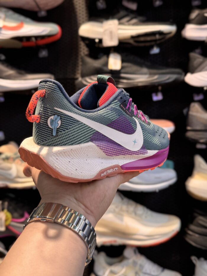 تصویر 4 کتونی Nike Pegasus Trail5 #2؛ نمای محصول و جزئیات کفش تریل