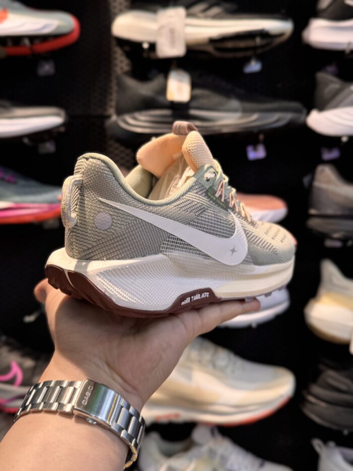 تصویر 3 کتونی Nike Pegasus Trail5 #3؛ نمای محصول و جزئیات کفش تریل
