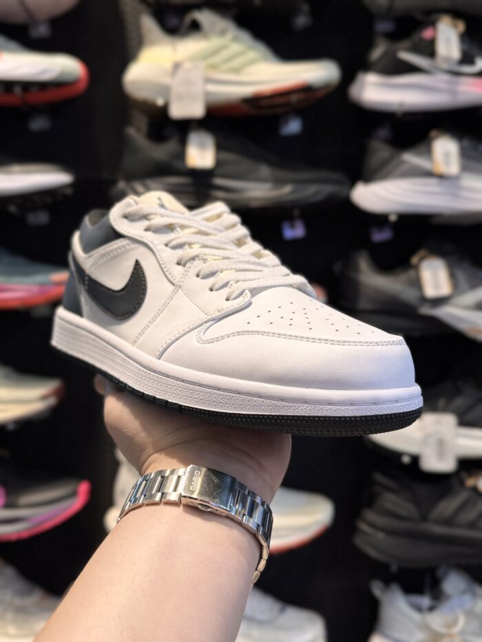 تصویر 5 کتونی Nike AirJordan1Low #1؛ نمای محصول و جزئیات قابل مشاهده
