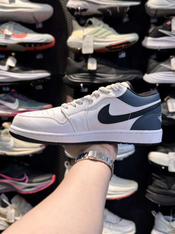 تصویر 4 کتونی Nike AirJordan1Low #1؛ نمای محصول و جزئیات قابل مشاهده