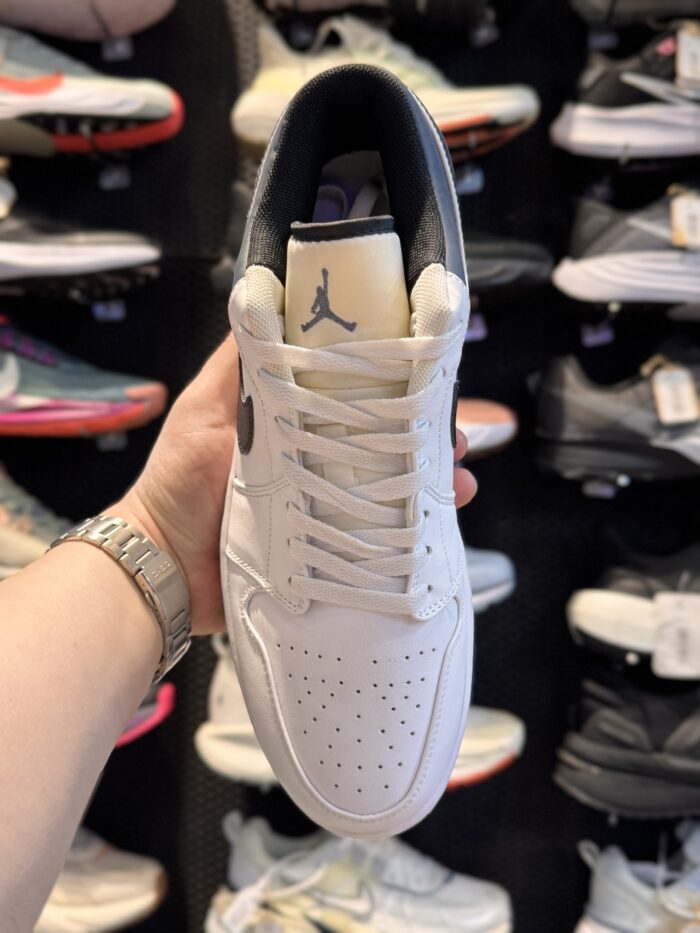 تصویر 2 کتونی Nike AirJordan1Low #1؛ نمای محصول و جزئیات قابل مشاهده